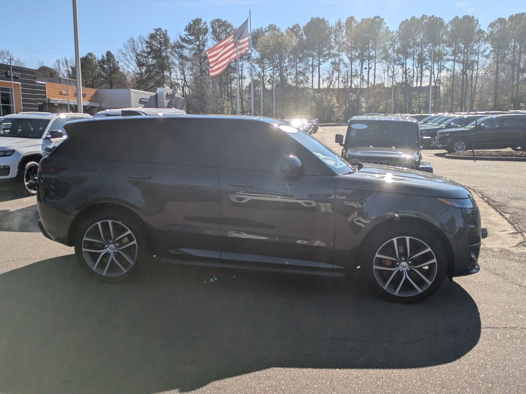 Used 2023 Land Rover Range Rover Sport SE Dynamic image 4