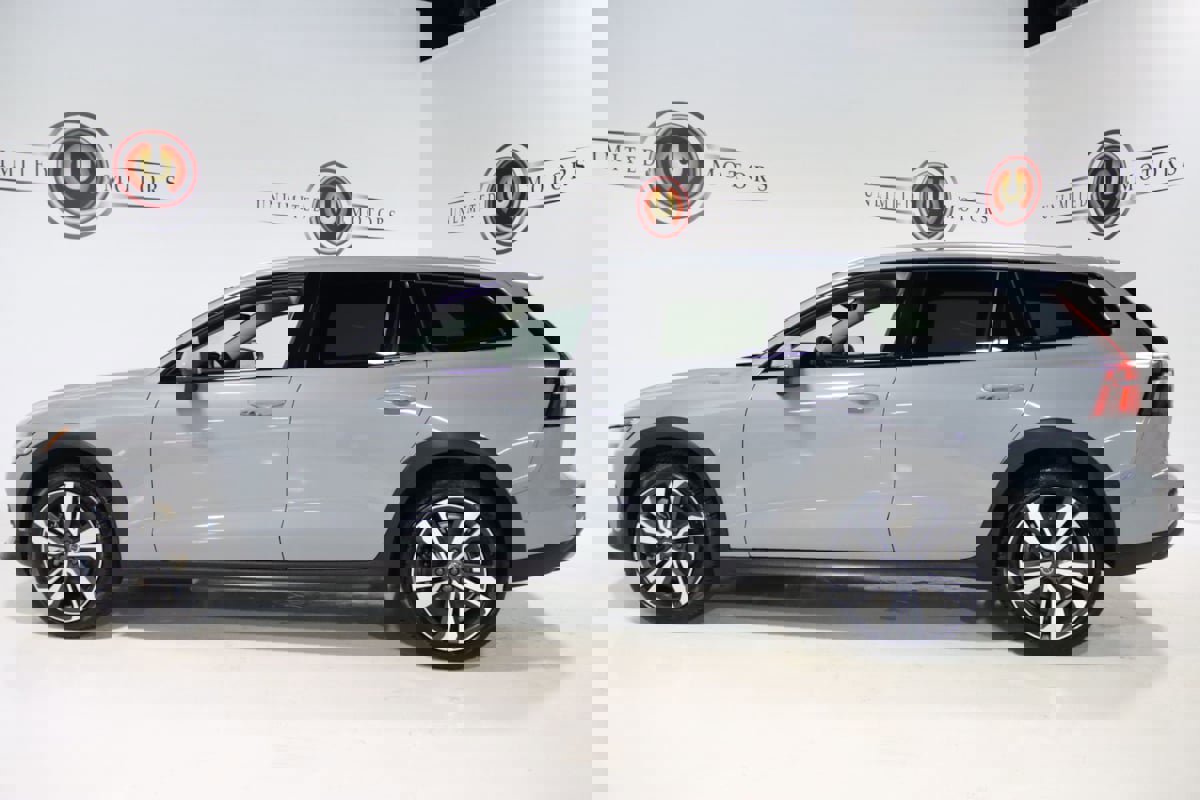 Used 2025 Volvo V60 B5 Cross Country Plus image 27