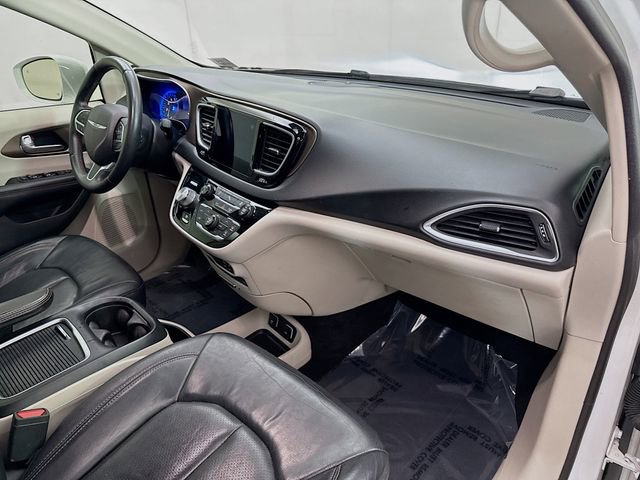 Used 2018 Chrysler Pacifica Touring-L Plus w/ Tire & Wheel Group image 31