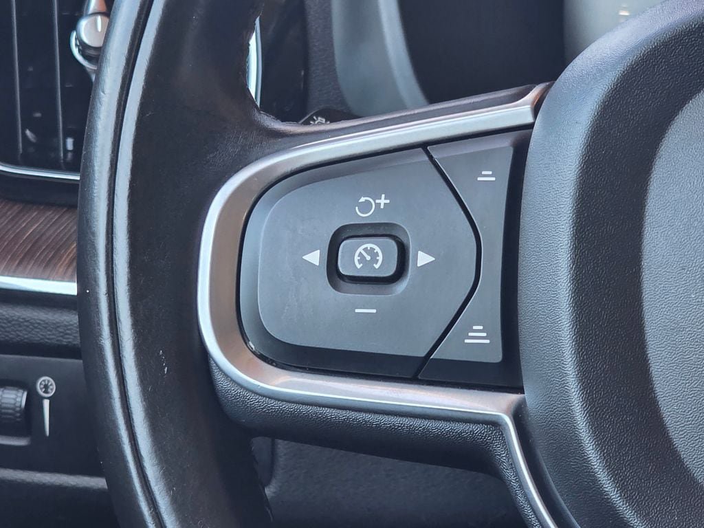 Used 2019 Volvo XC60 T5 Momentum w/ Multimedia Package AWD/4WD image 18