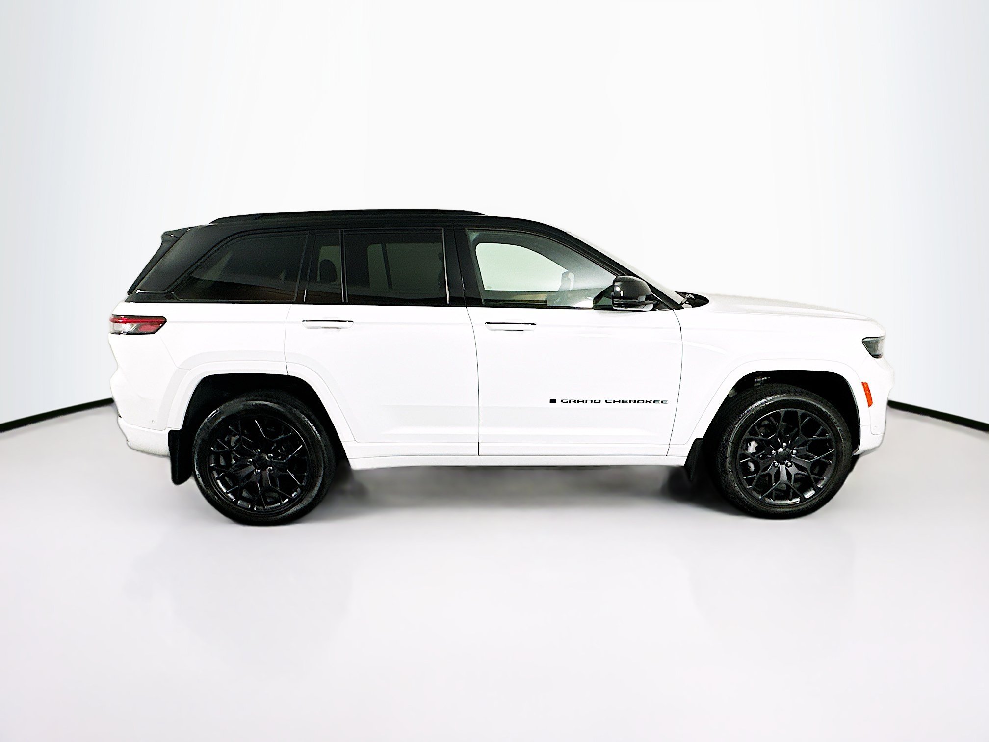Used 2024 Jeep Grand Cherokee Summit AWD/4WD image 10
