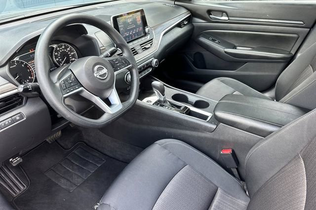 Used 2025 Nissan Altima 2.5 SV FWD image 13