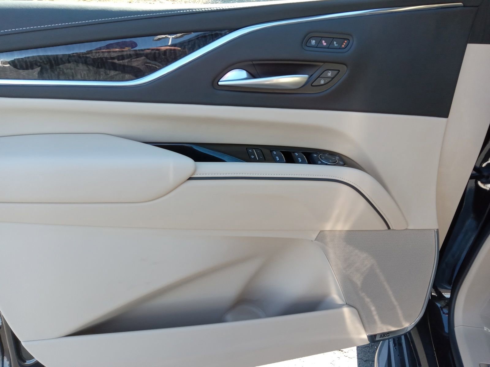 Used 2024 Cadillac Escalade ESV Premium Luxury AWD/4WD image 8