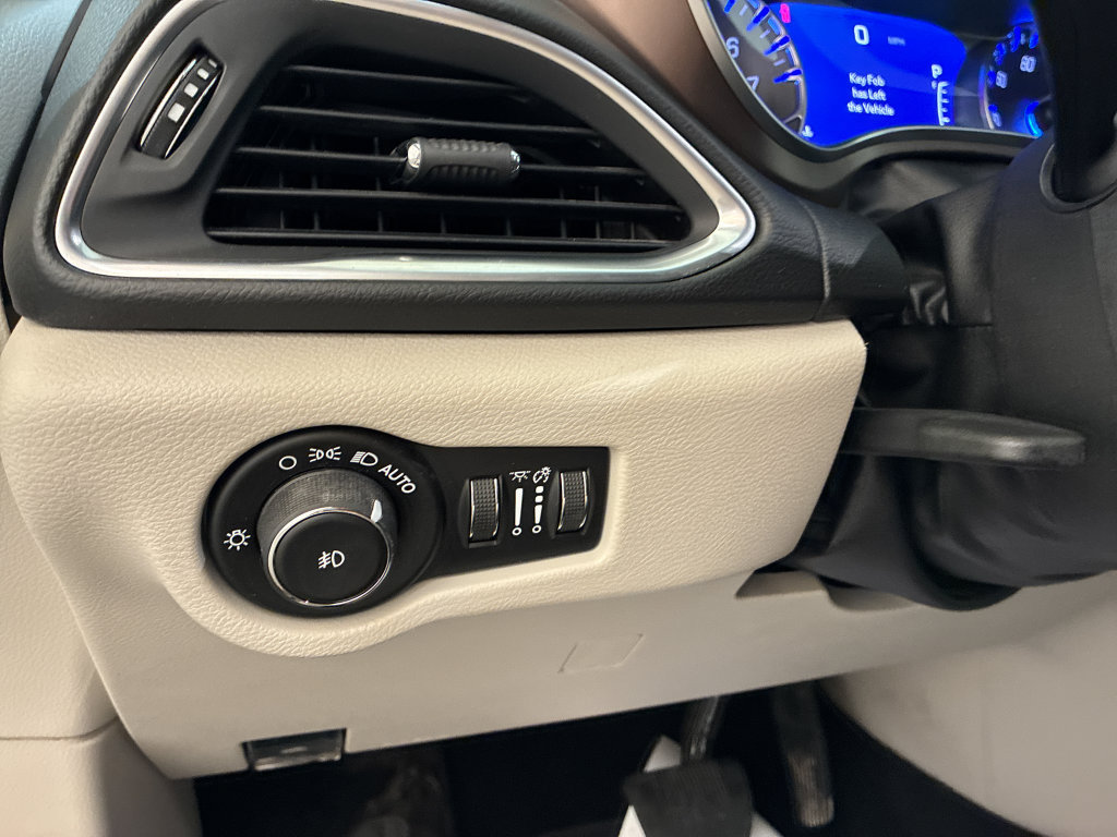Used 2019 Chrysler Pacifica Touring-L Plus w/ Tire & Wheel Group FWD image 21