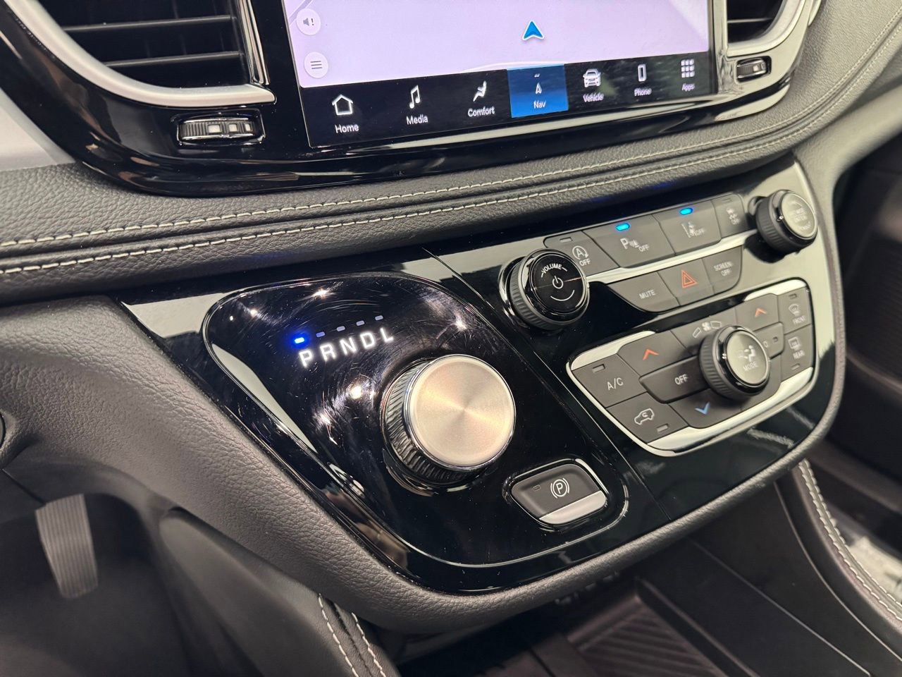 Used 2025 Chrysler Pacifica Limited image 21