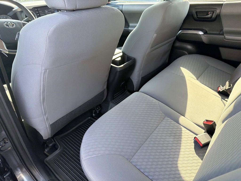 Used 2020 Toyota Tacoma SR5 AWD/4WD image 17