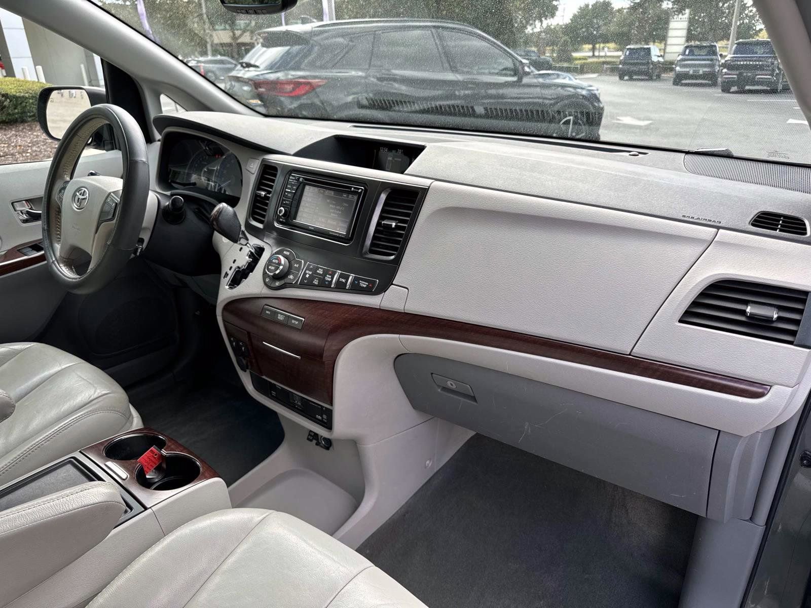 Used 2014 Toyota Sienna XLE image 17