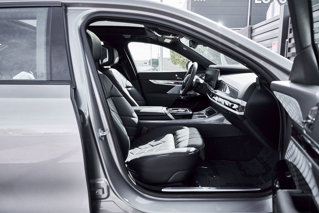 Used 2024 BMW 760i xDrive image 24