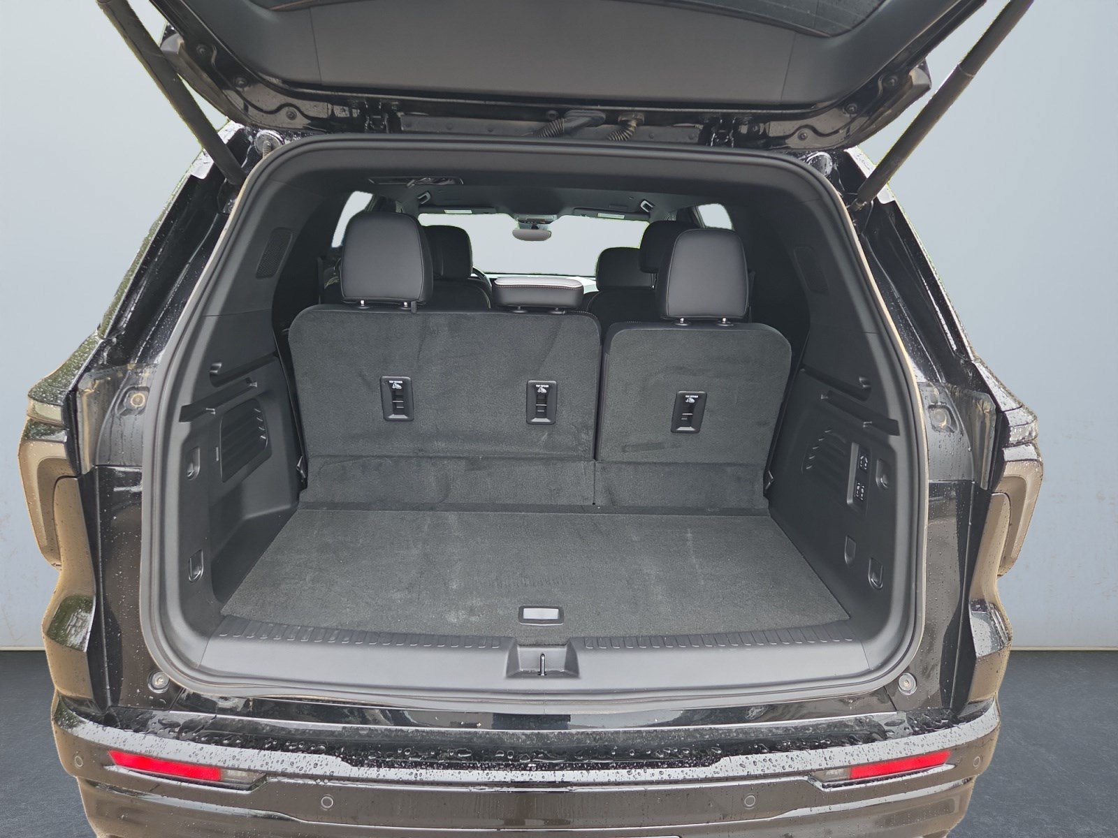 Used 2025 Chevrolet Traverse High Country FWD image 16