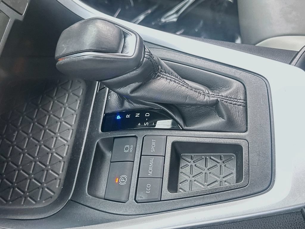 Used 2019 Toyota RAV4 XLE Premium FWD image 16