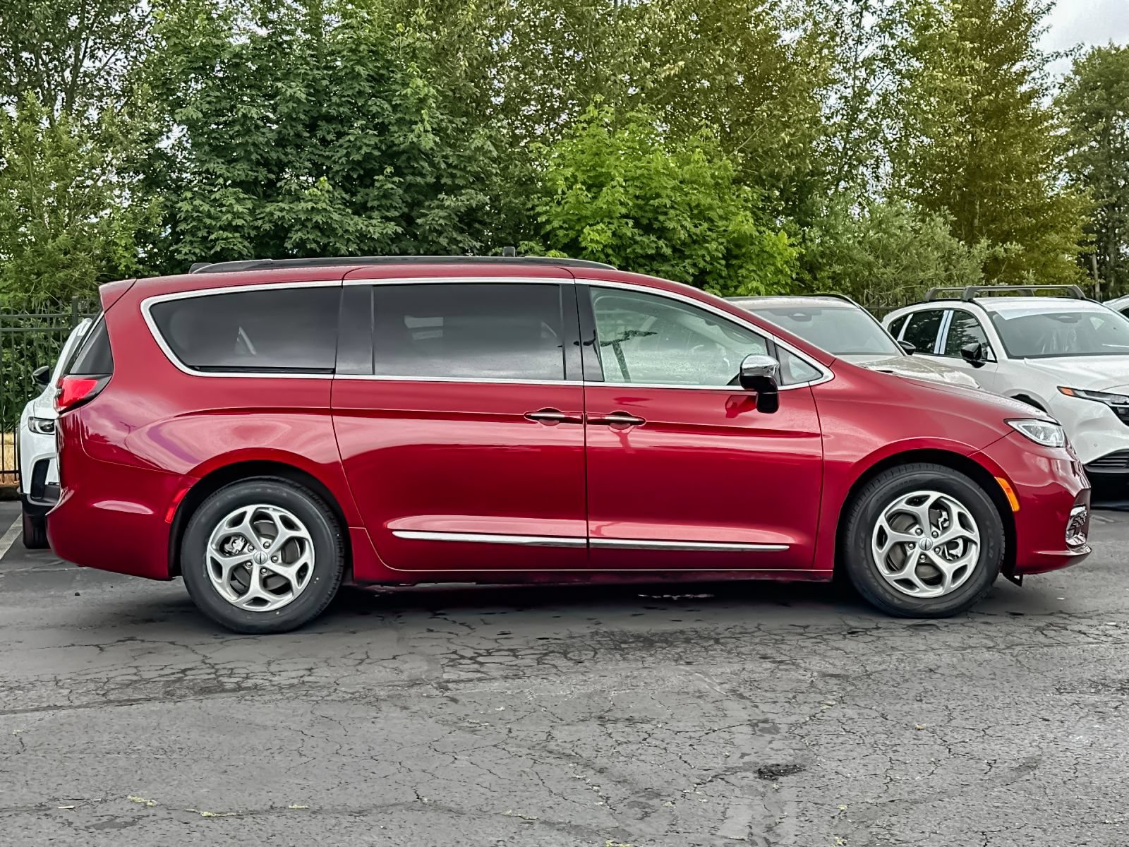 Used 2023 Chrysler Pacifica Limited FWD image 3