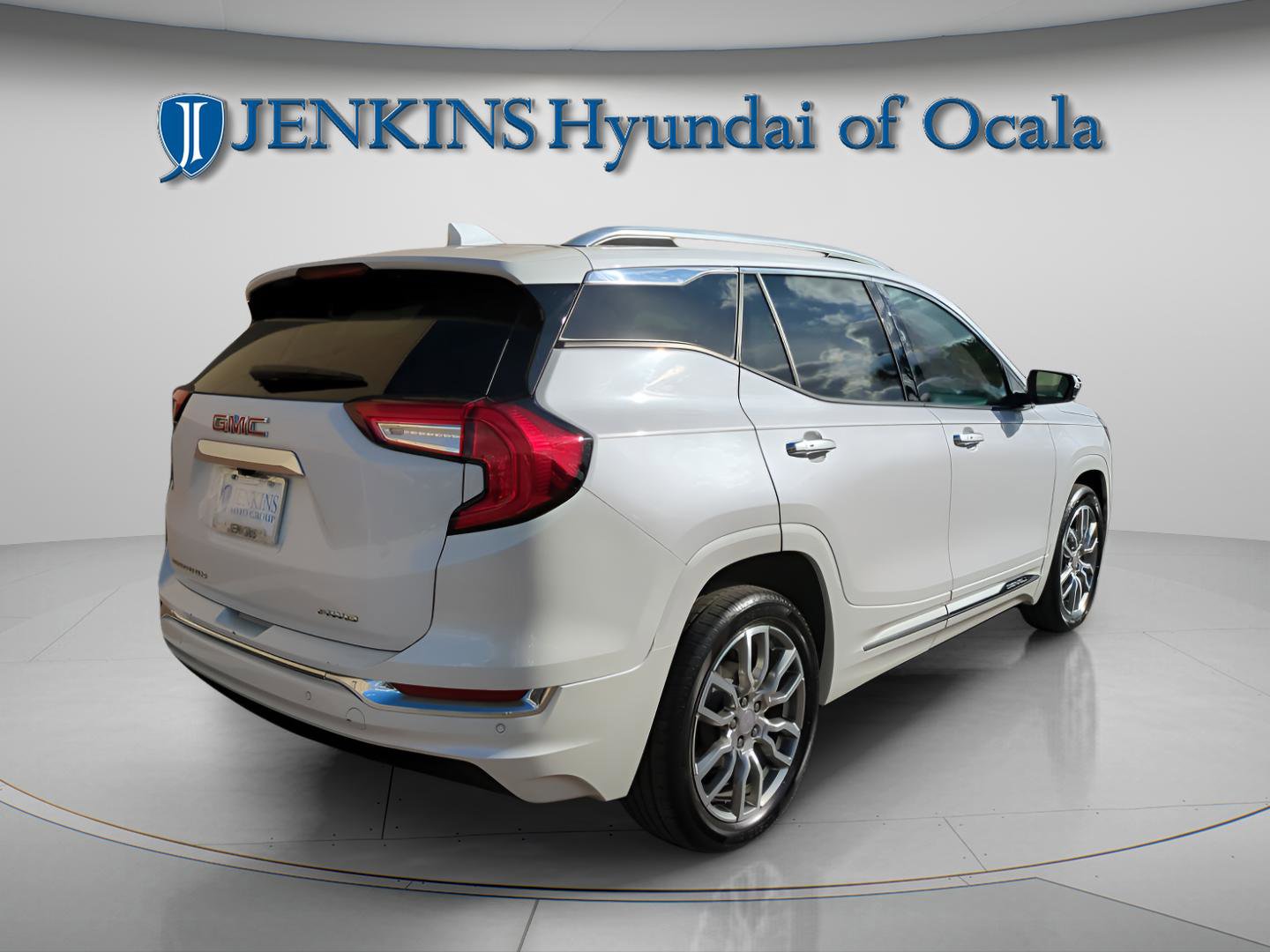 Used 2024 GMC Terrain Denali w/ Denali Premium Package image 3