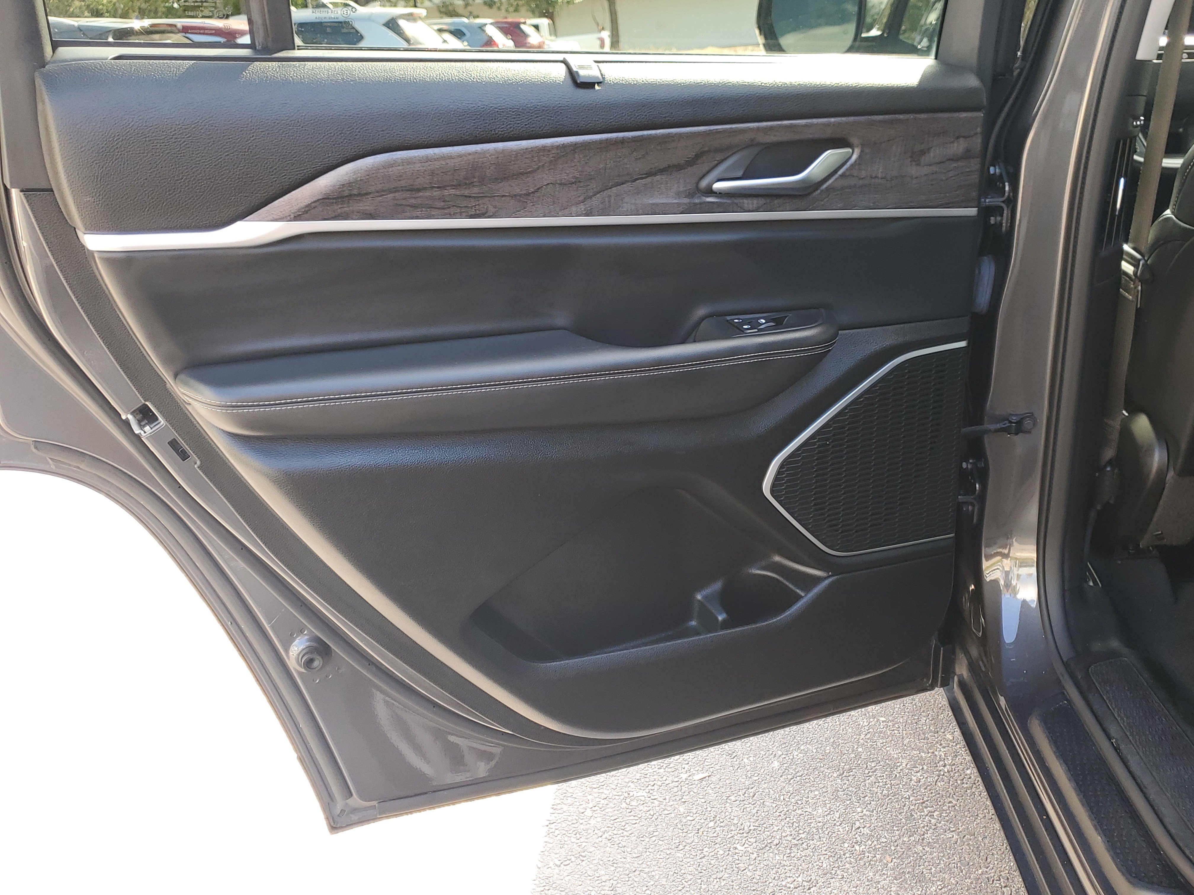 Used 2022 Jeep Grand Cherokee L Limited w/ Luxury Tech Group II image 11