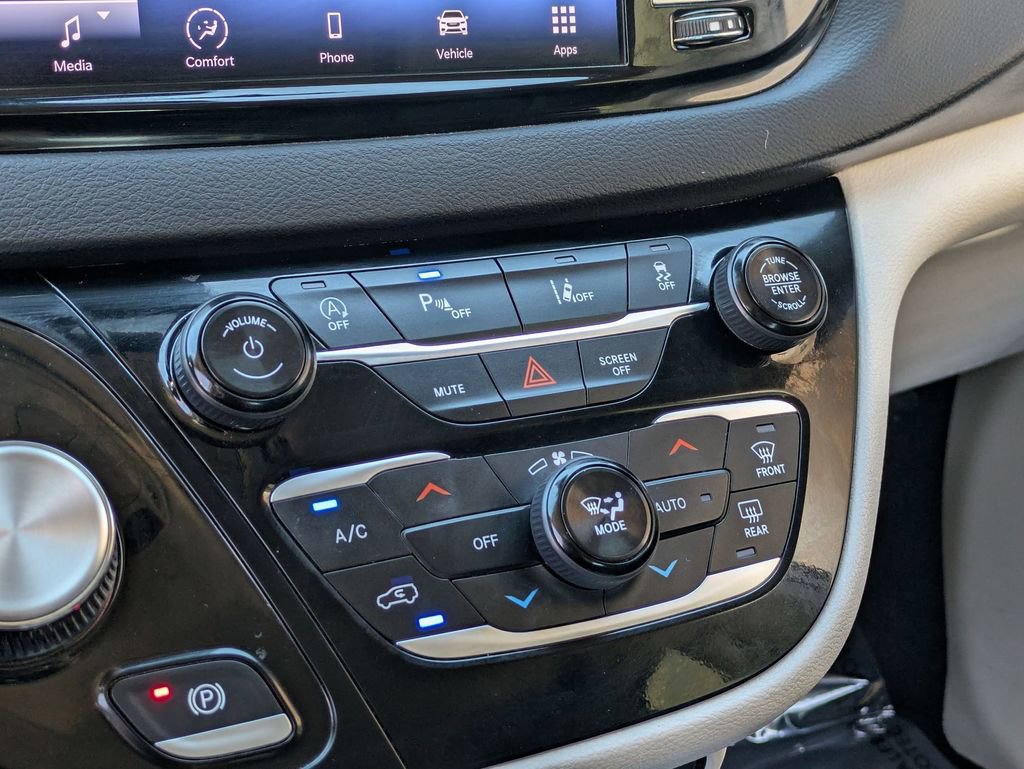 Used 2024 Chrysler Pacifica Touring-L image 17