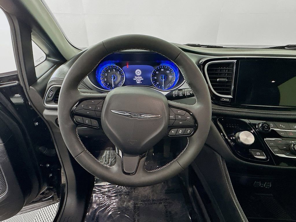 Used 2025 Chrysler Pacifica Limited FWD image 16