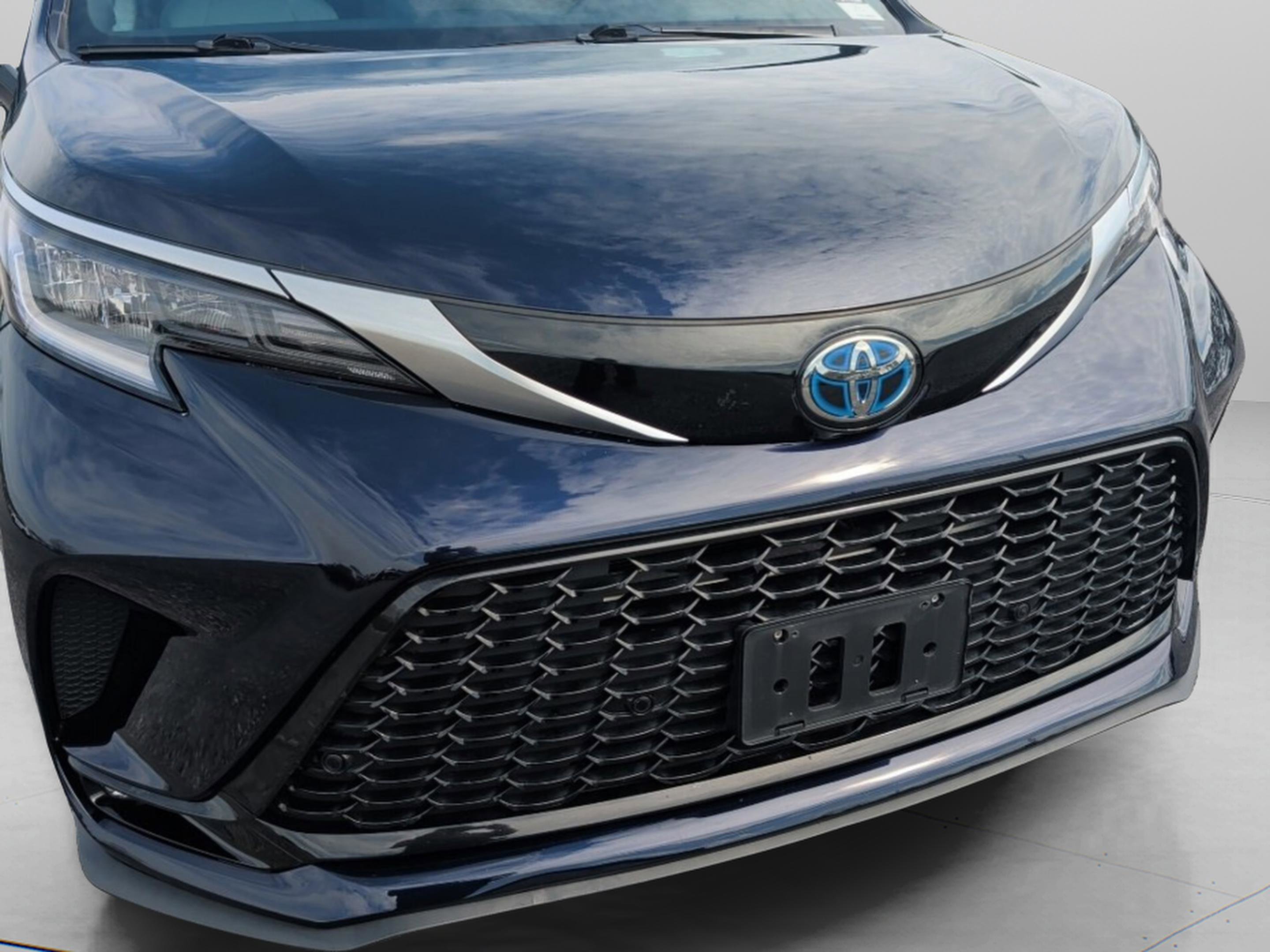 Used 2023 Toyota Sienna XSE w/ XSE Plus Package image 4