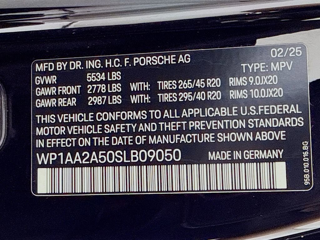 Certified 2025 Porsche Macan AWD/4WD image 36