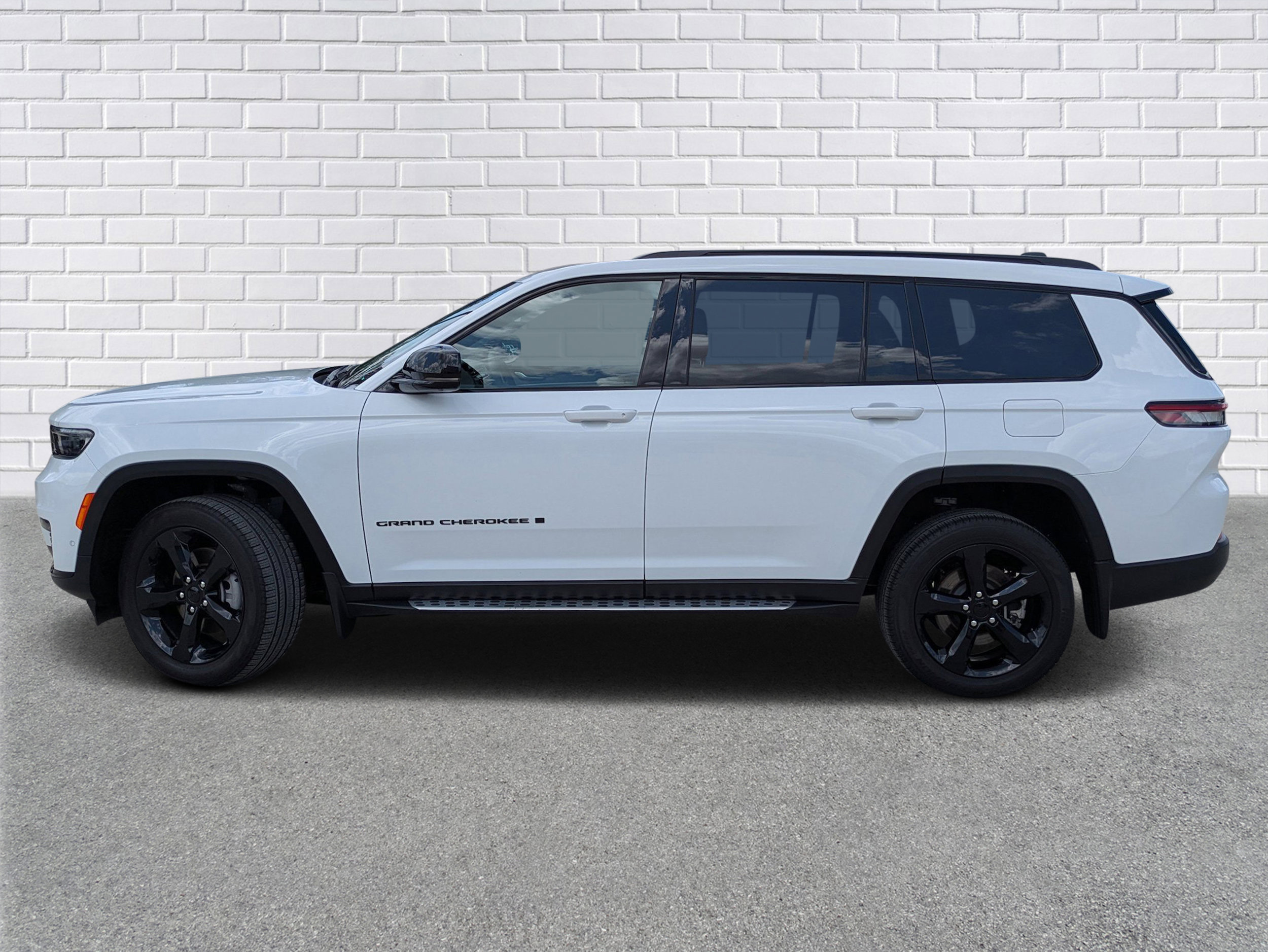 Used 2025 Jeep Grand Cherokee L Limited w/ Luxury Tech Group II AWD/4WD image 2