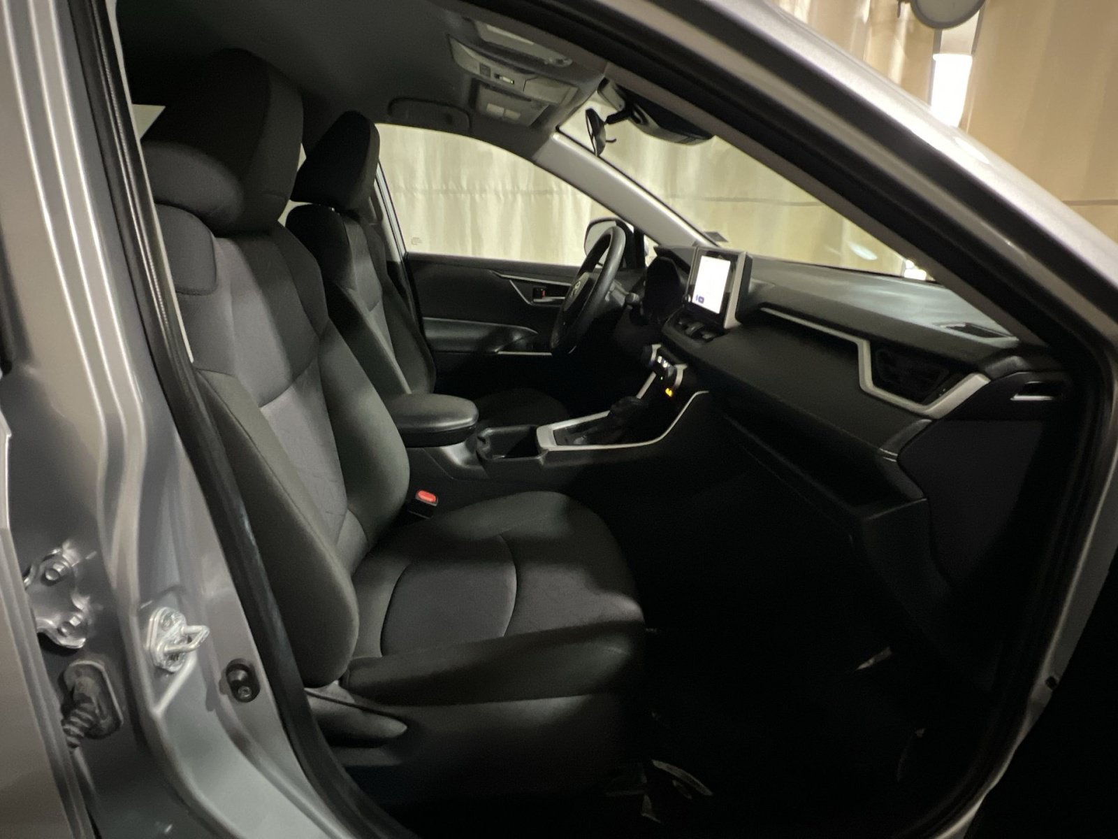 Used 2025 Toyota RAV4 XLE AWD/4WD image 30