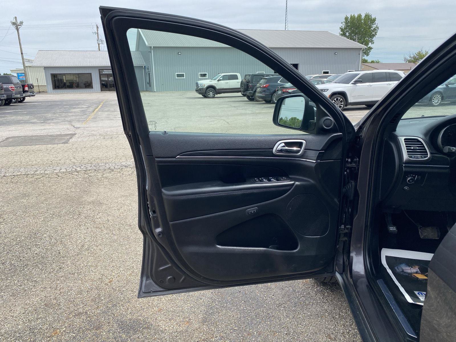 Used 2020 Jeep Grand Cherokee Limited AWD/4WD image 12