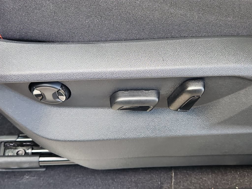 Certified 2026 Volkswagen Atlas Peak Edition AWD/4WD image 17