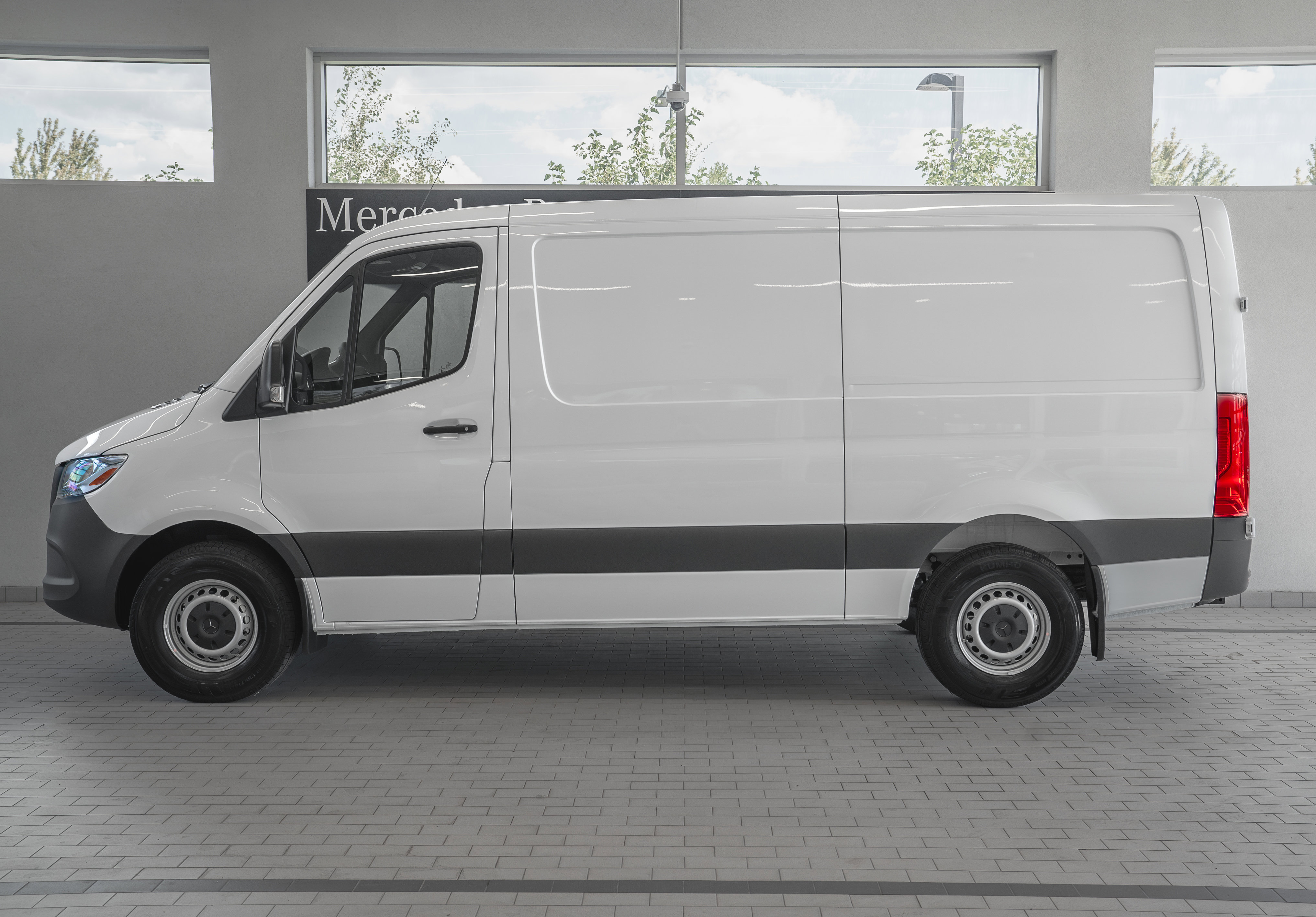 Used 2025 Mercedes-Benz Sprinter 2500 image 2
