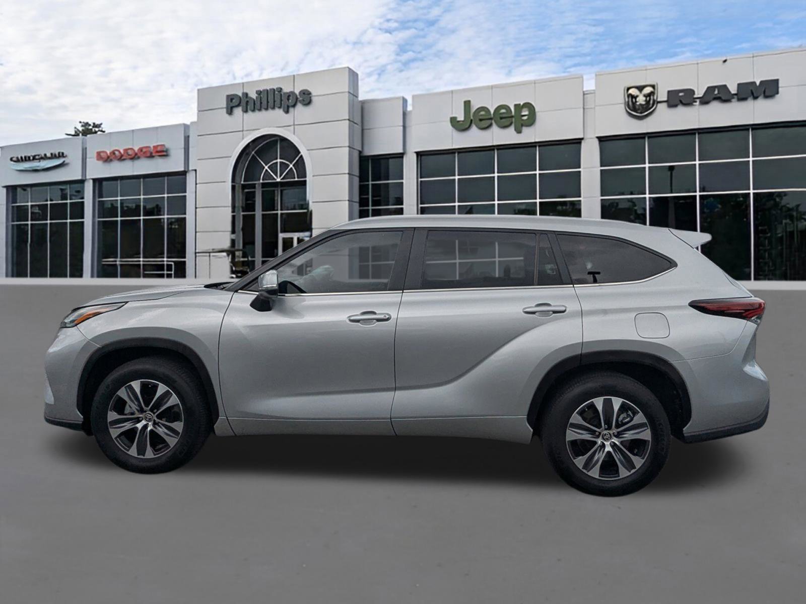 Used 2024 Toyota Highlander XLE image 6