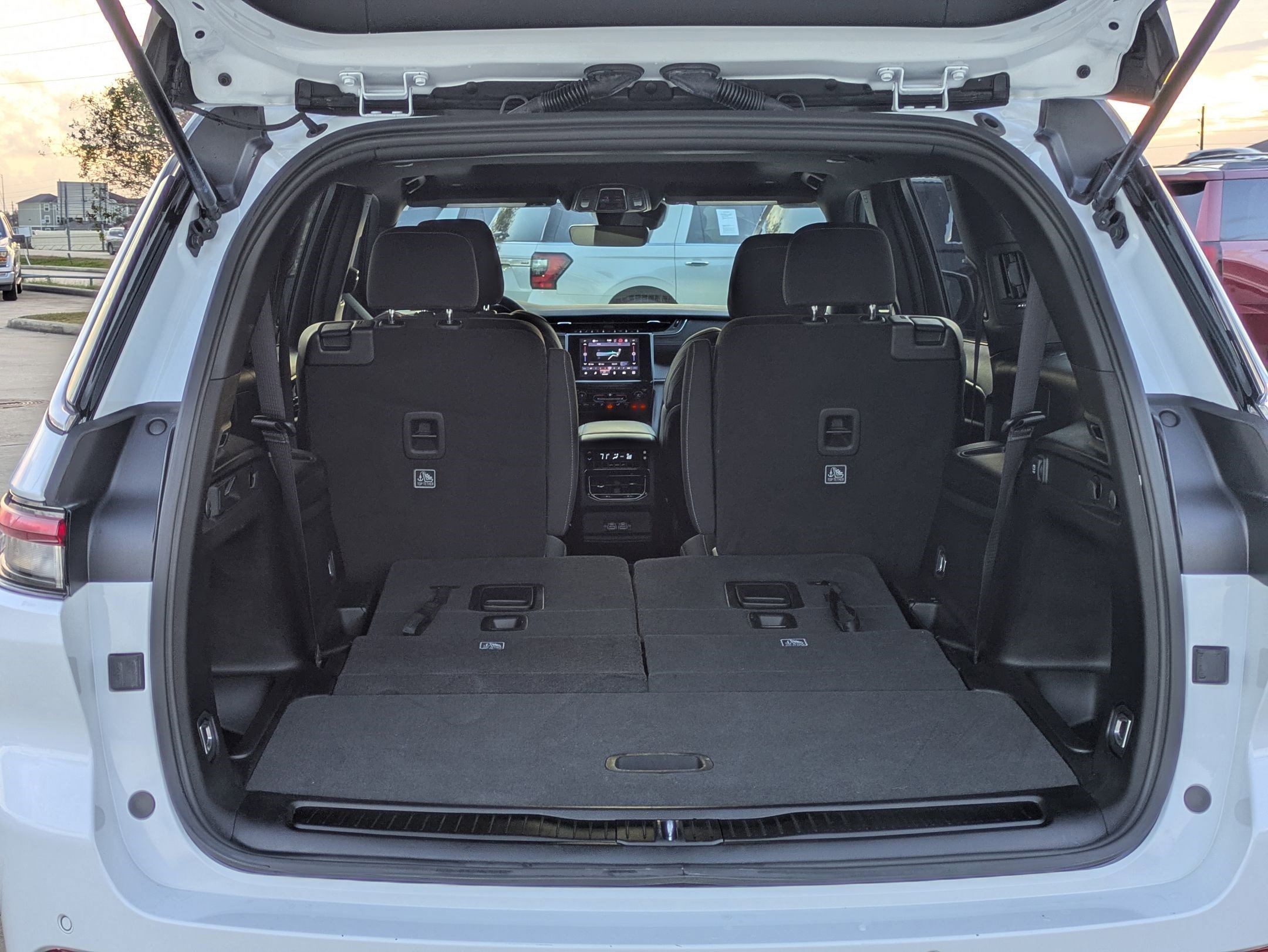 Used 2025 Jeep Grand Cherokee L Laredo image 30