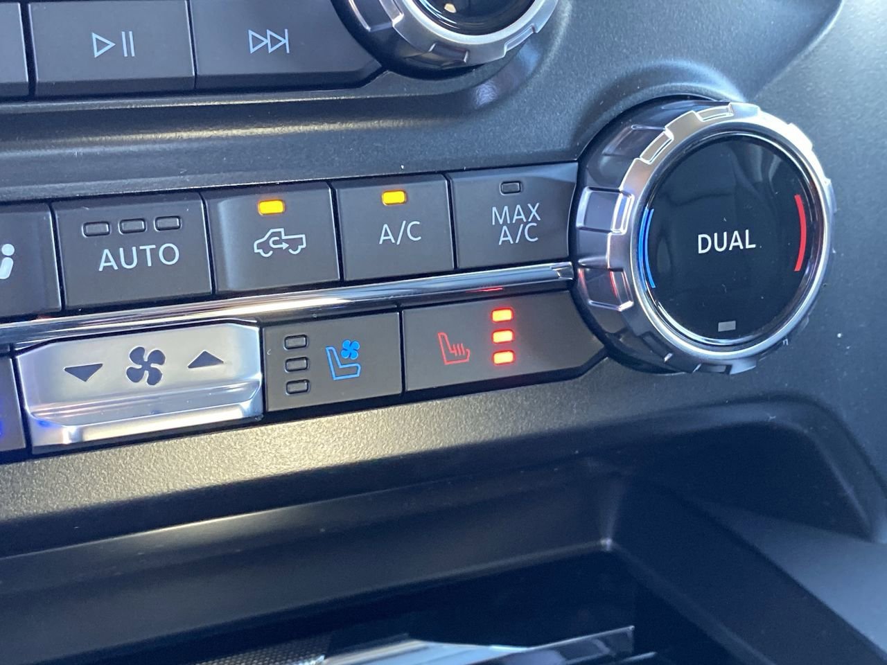 New 2026 Ford F350 Lariat w/ Black Appearance Package image 28