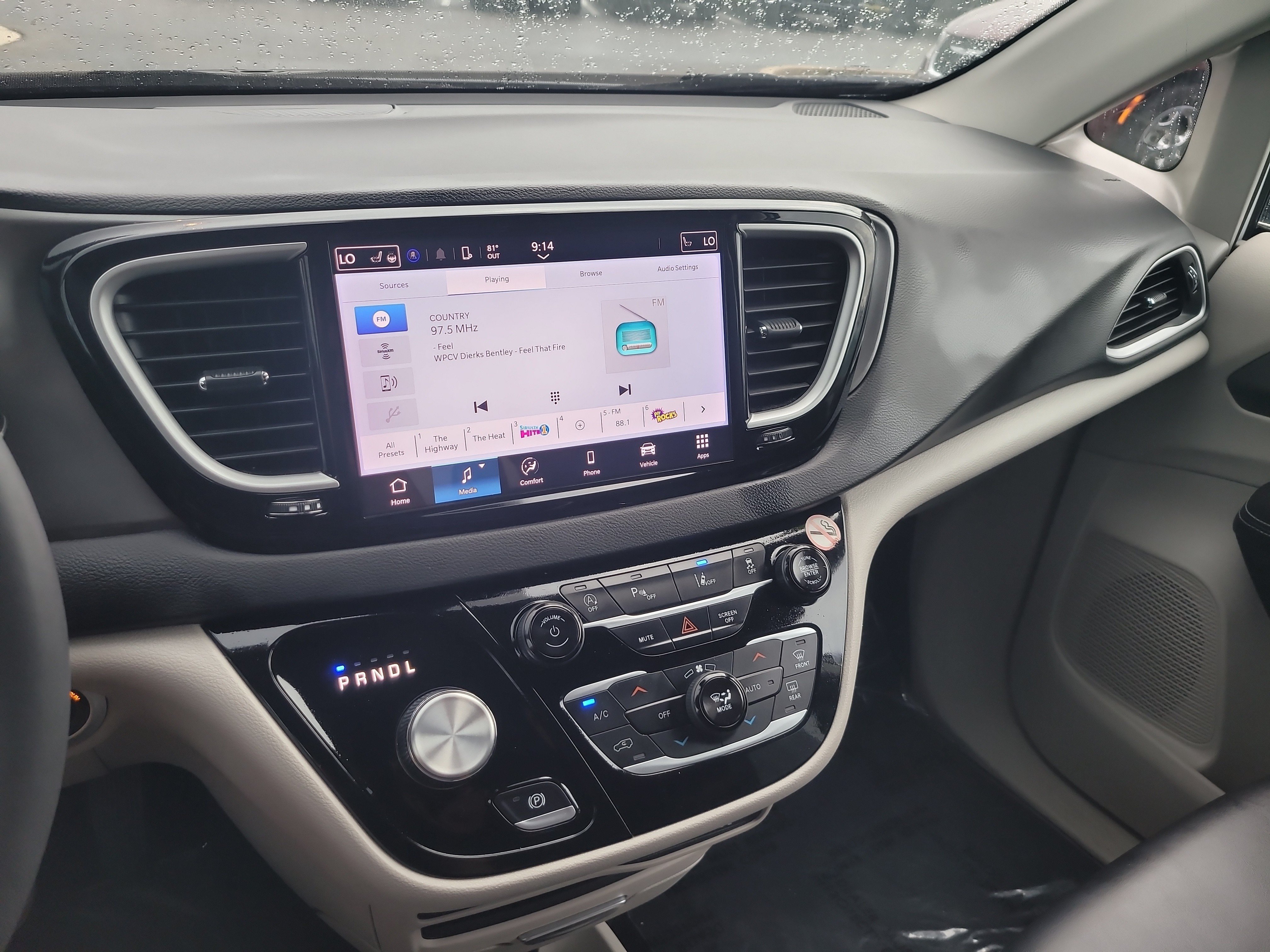 Used 2024 Chrysler Pacifica Touring-L FWD image 19