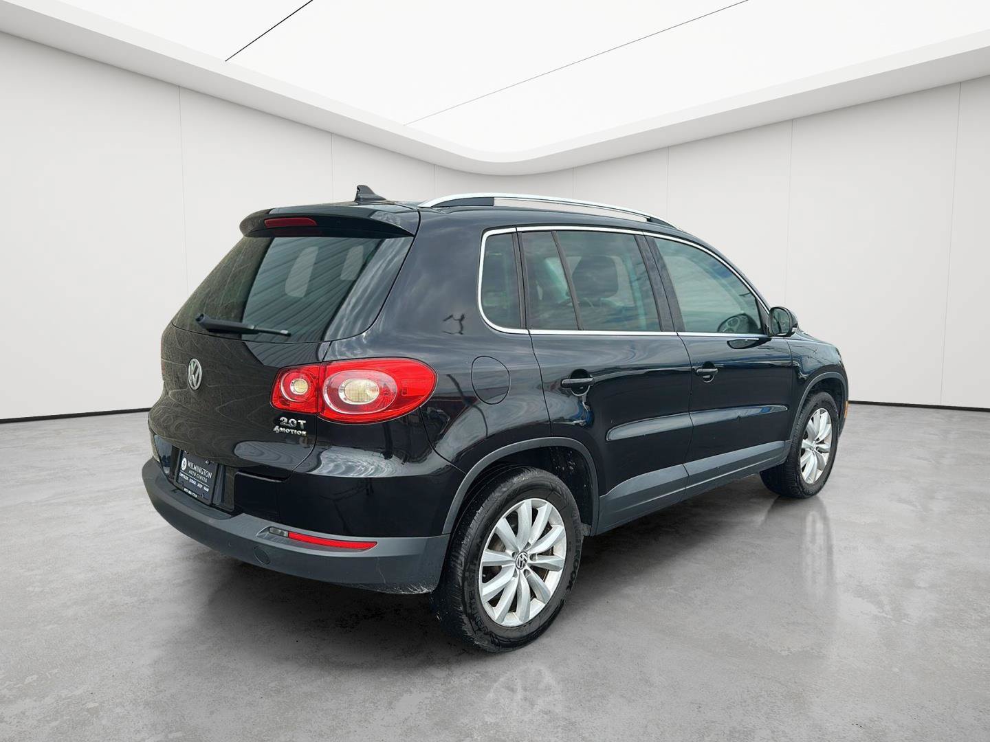 Used 2011 Volkswagen Tiguan SEL AWD/4WD image 2