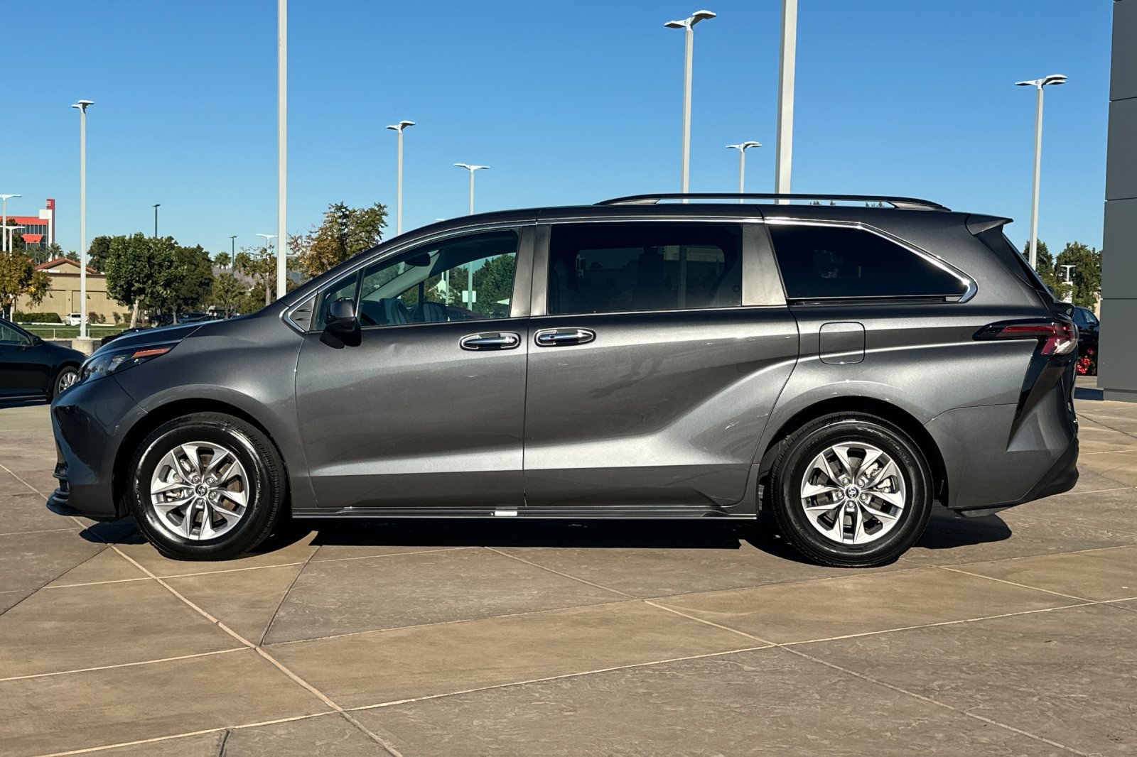 Certified 2025 Toyota Sienna XLE FWD image 7