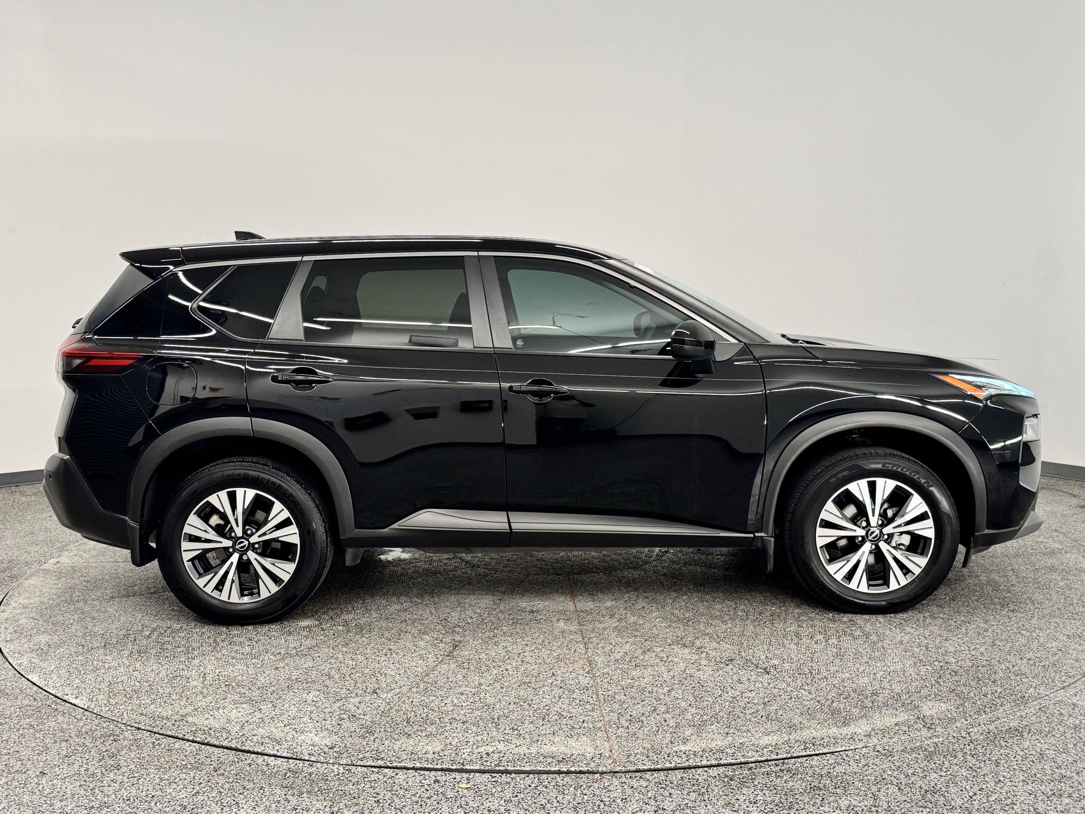 Used 2022 Nissan Rogue SV image 6