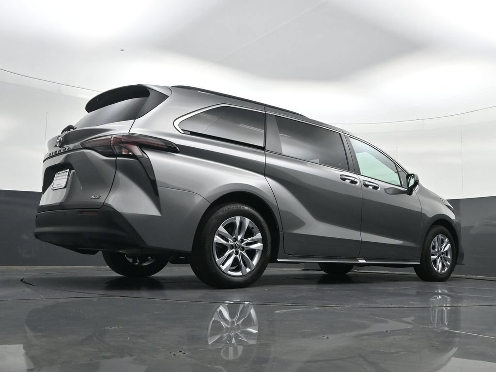 Used 2026 Toyota Sienna XLE FWD image 40