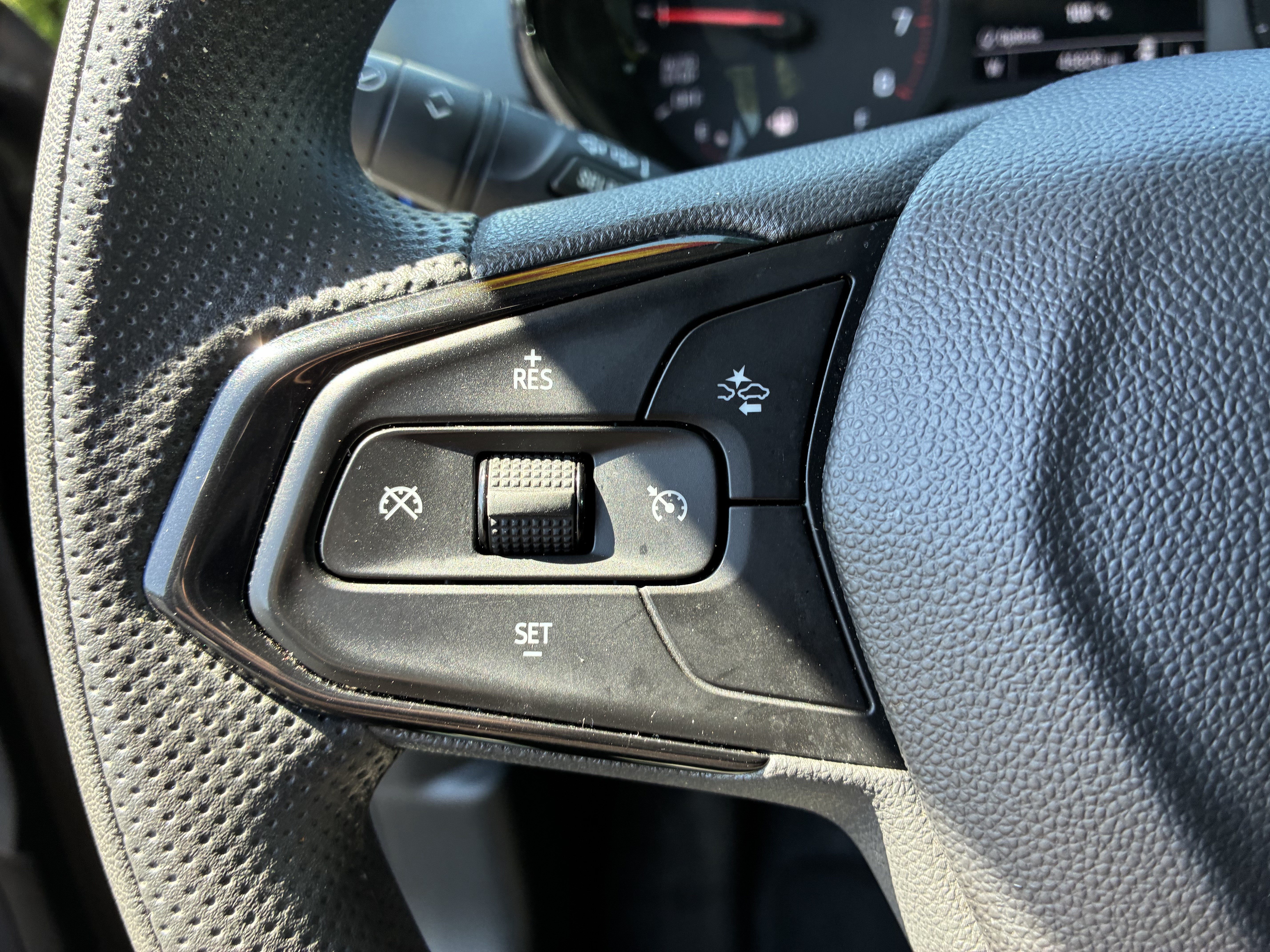 Used 2025 Chevrolet Trax LS w/ LS Convenience Package FWD image 28