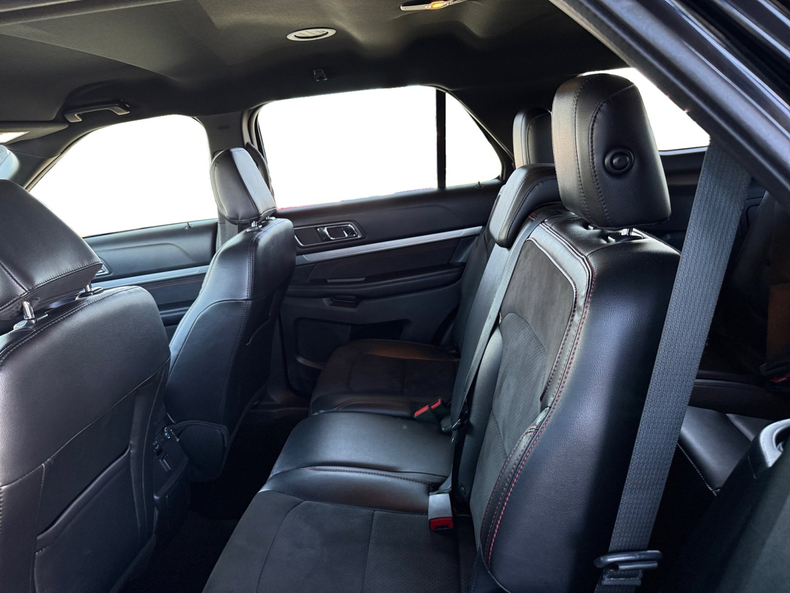 Used 2018 Ford Explorer XLT image 11