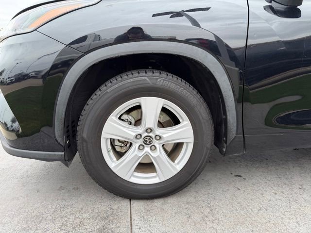 Used 2023 Toyota Highlander LE image 4