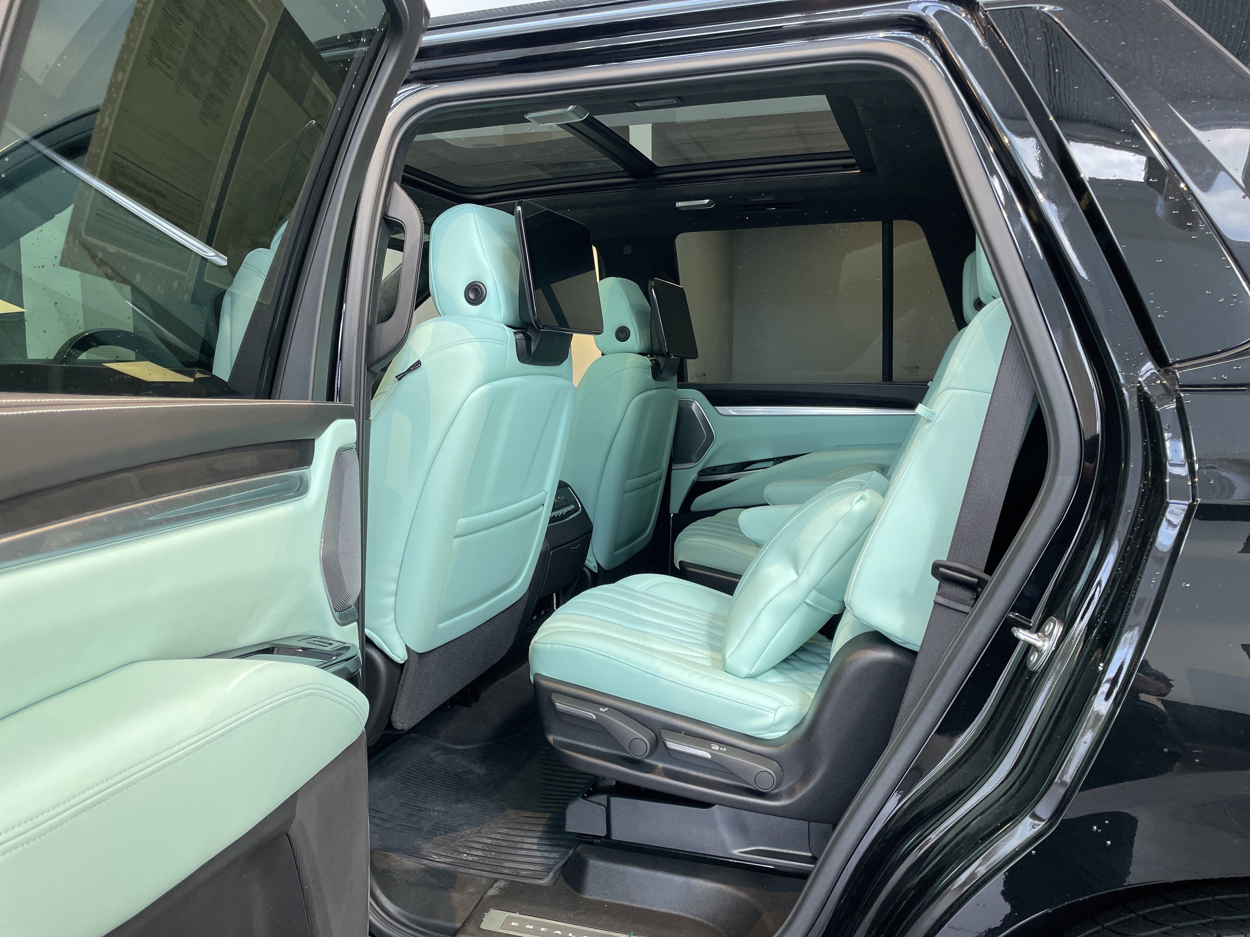 Used 2026 Cadillac Escalade Platinum Sport w/ LPO, ONYX Package AWD/4WD image 40