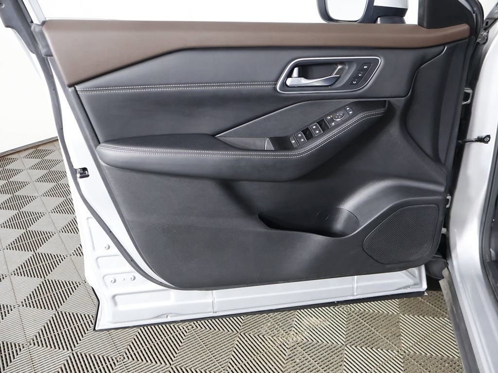 Used 2022 Nissan Rogue Platinum w/ Head-Up Display Package AWD/4WD image 25