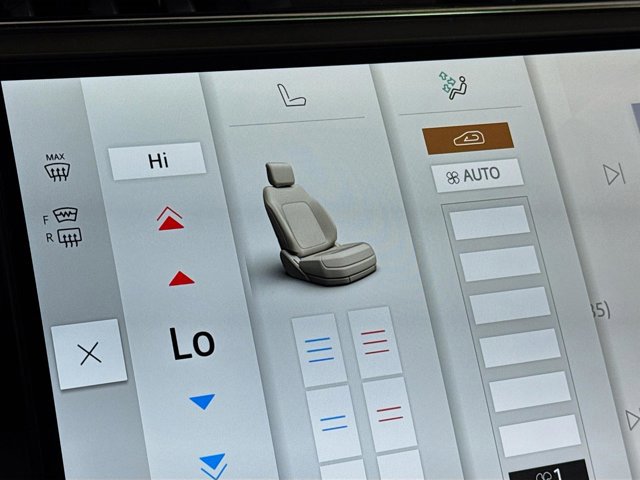 Used 2025 Land Rover Range Rover SE image 23