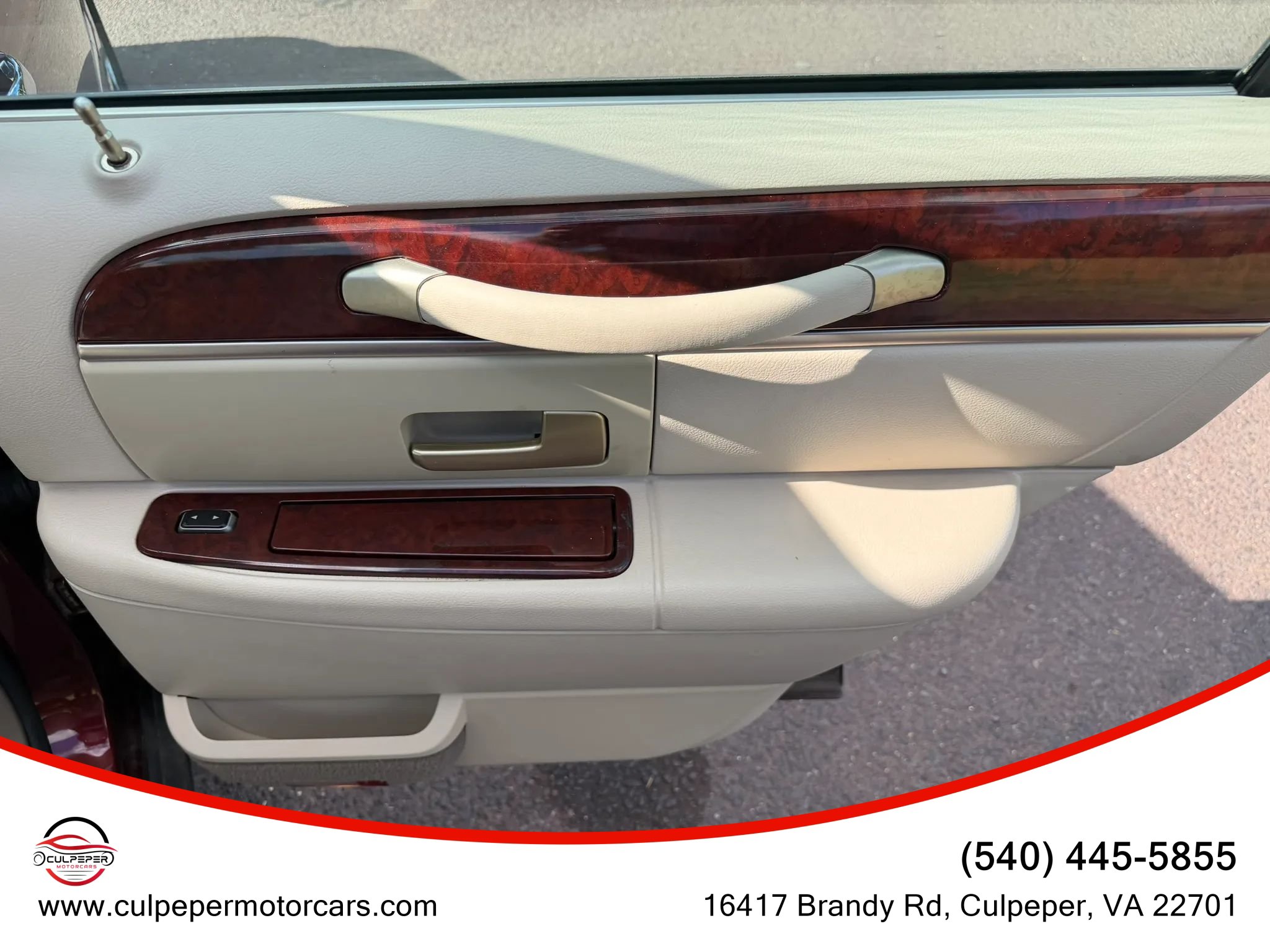 Used 2004 Lincoln Town Car Signature RWD image 13