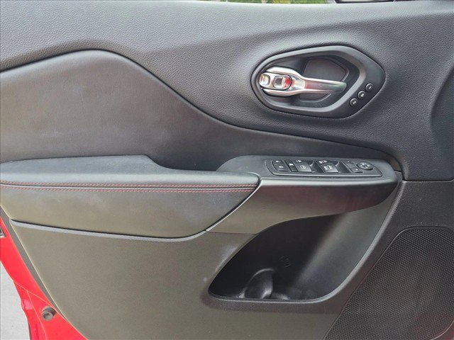 Used 2019 Jeep Cherokee Trailhawk AWD/4WD image 11