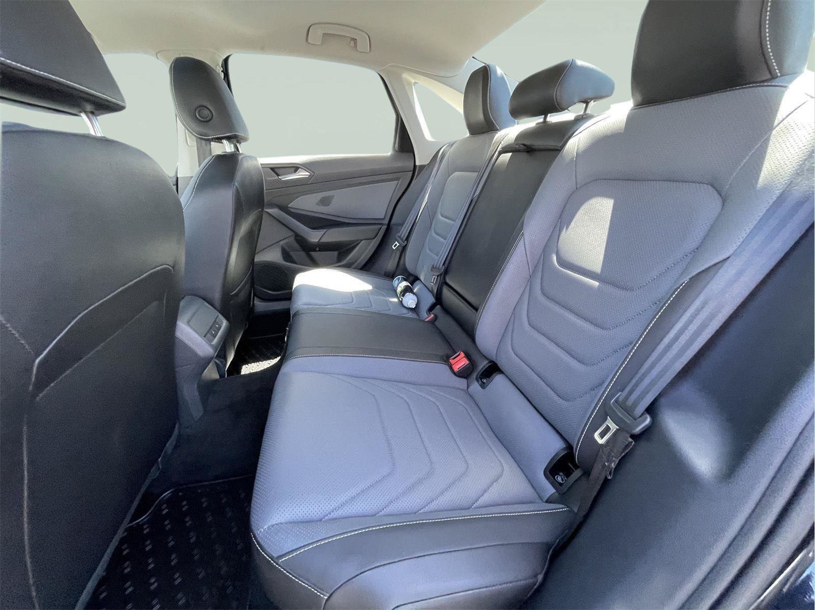 Used 2025 Volkswagen Jetta SEL FWD image 14