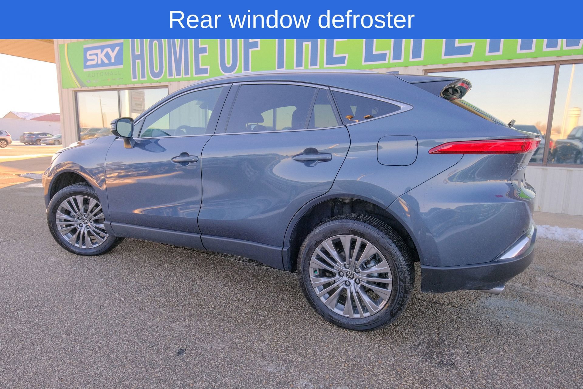 Used 2023 Toyota Venza XLE image 4