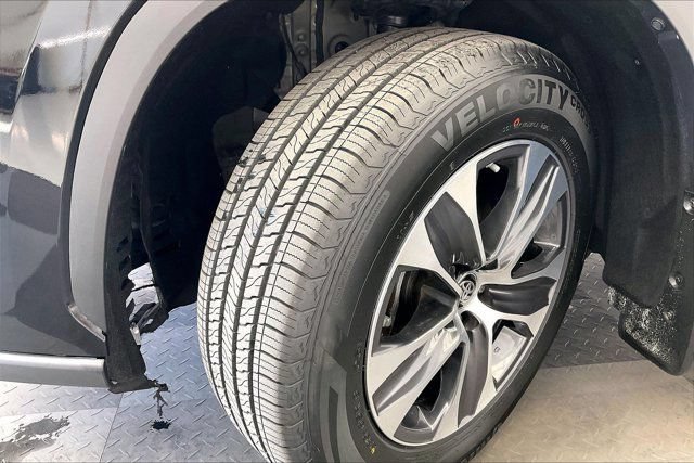 Used 2024 Toyota Highlander XLE FWD image 34
