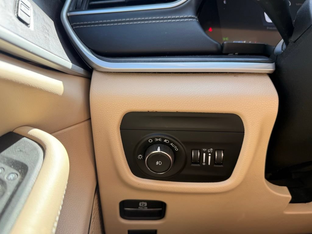 Used 2021 Jeep Grand Cherokee L Limited RWD image 12