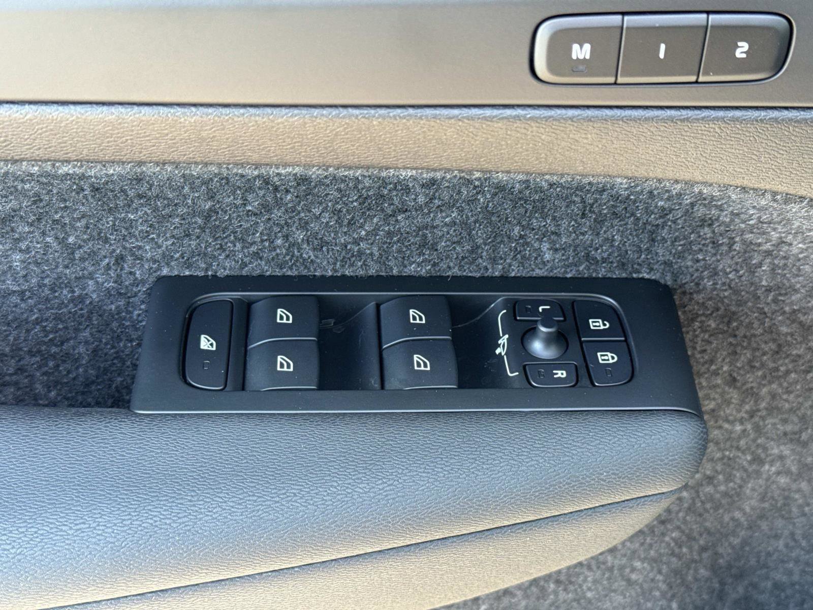 Used 2024 Volvo XC40 B5 Core image 17