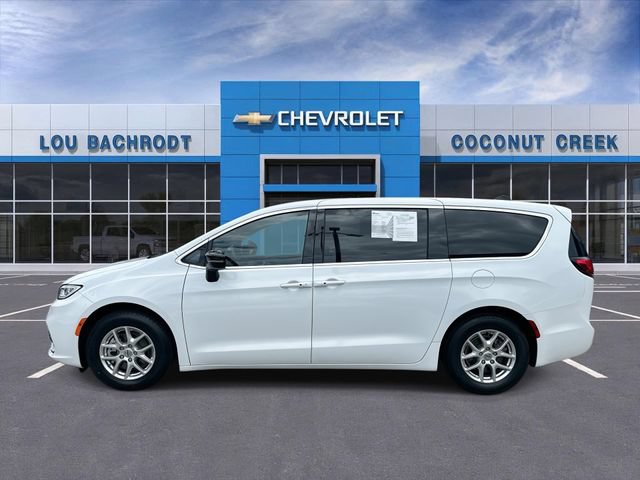 Used 2024 Chrysler Pacifica Touring FWD image 5