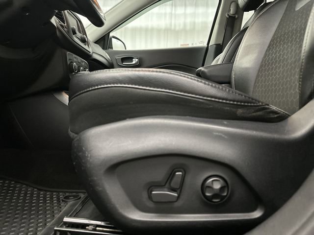 Used 2018 Jeep Compass Latitude w/ Cold Weather Group AWD/4WD image 17