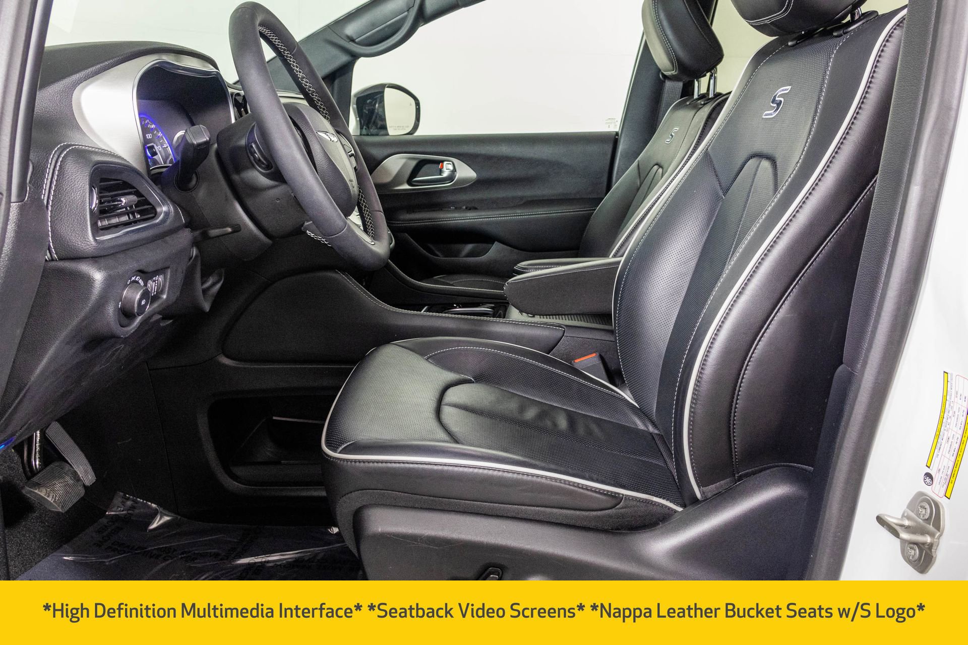 Used 2023 Chrysler Pacifica Limited w/ Uconnect Theater Family Group image 28